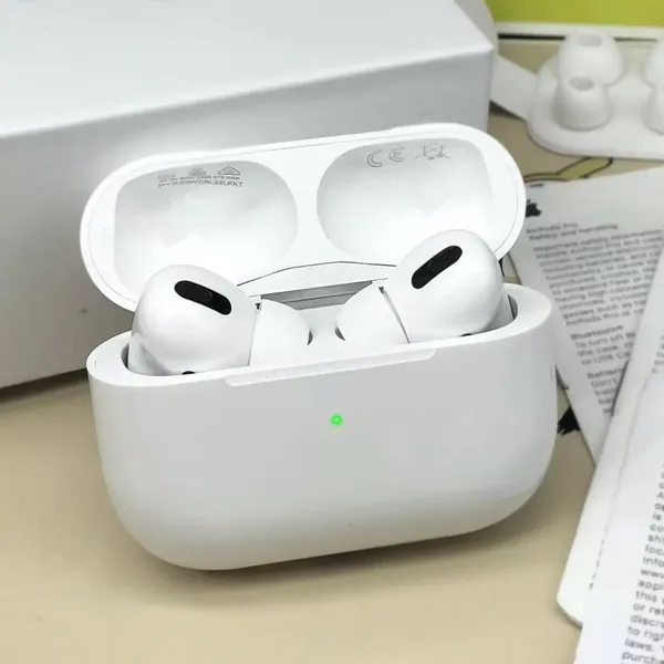 White_Wireless_Earbuds_With_Charging_Case