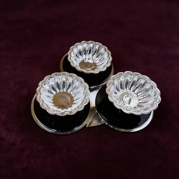 3_-_1_Haladi_Kumkum_Set_With_Stylish_Glass_Base