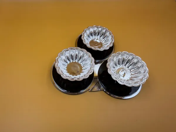 3_-_1_Haladi_Kumkum_Set_With_Stylish_Glass_Base