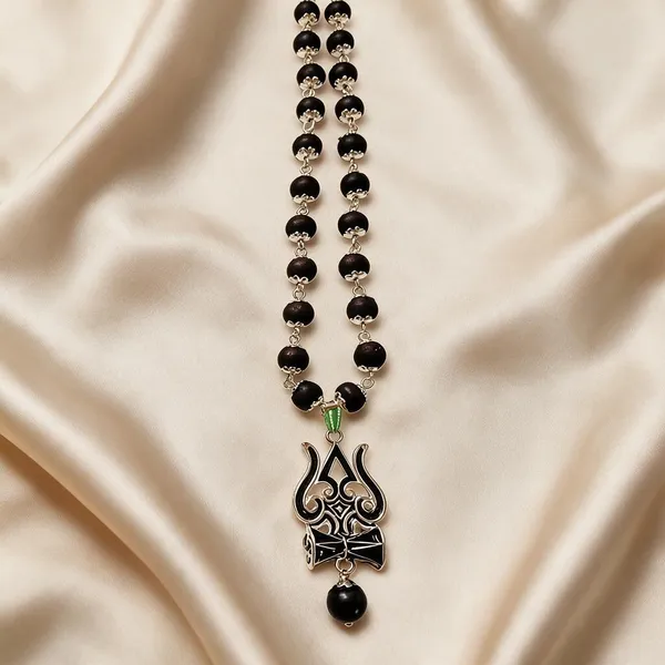 Black_Beaded_Pendant_Necklace_for_Women