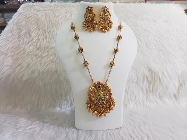 Gold_Brass_Red_Green_Stone_Traditional_Necklace_And_Earrings_Set_For_Women