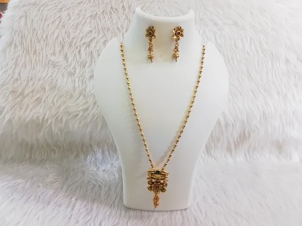 Gold_Brass_Floral_Motif_Necklace_And_Earrings_Set_For_Women