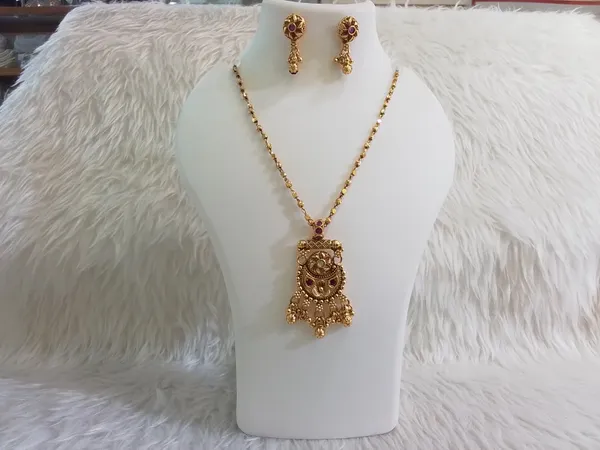 Gold_Brass_Traditional_Ornate_Pendant_Necklace_Set_For_Women
