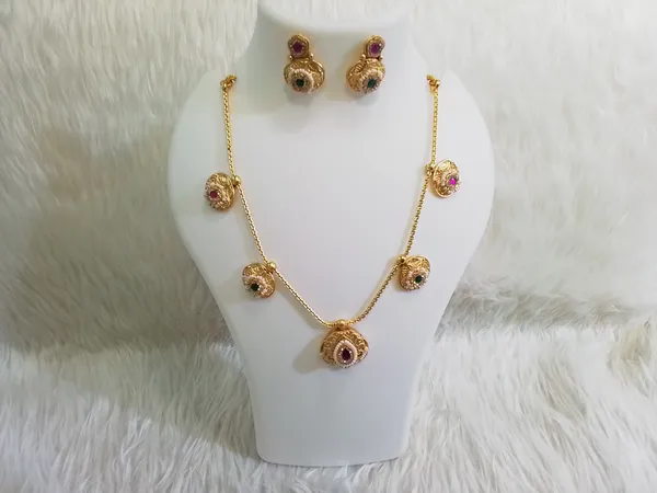 Gold_Brass_Stone_Studded_Pendant_Necklace_And_Earrings_Set_For_Women