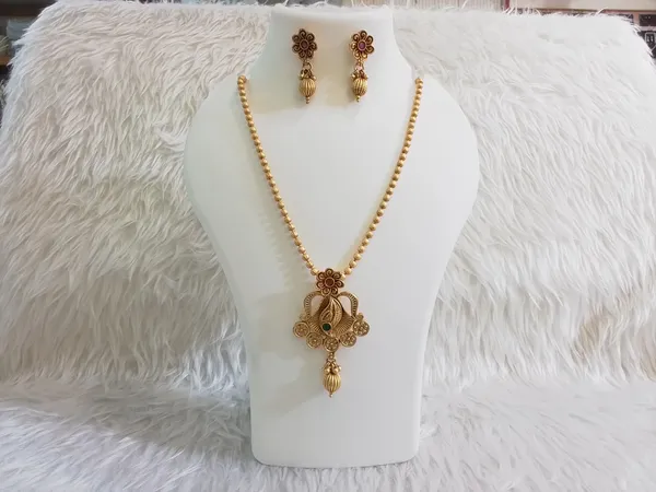 Gold_Brass_Floral_Beaded_Pendant_Necklace_And_Earrings_Set_For_Women