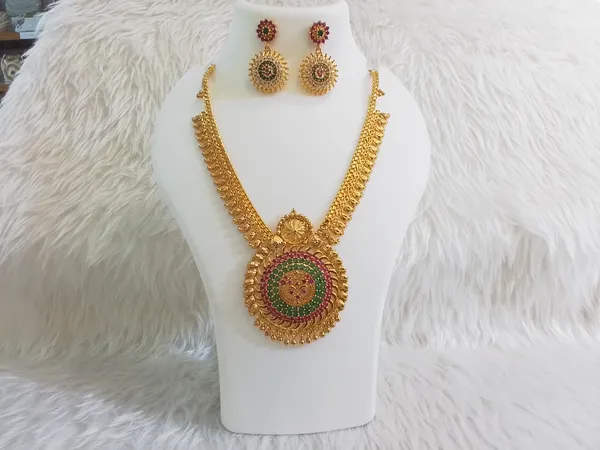 Gold_Brass_Traditional_Stone_Accent_Necklace_Set_For_Women