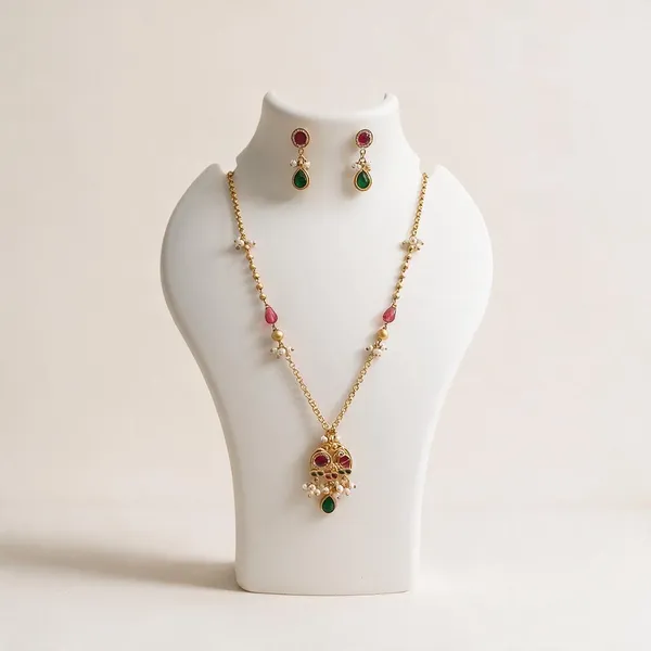Gold_Brass_Traditional_Stone_Studded_Necklace_Set_For_Women