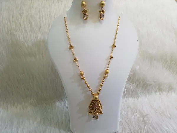 Gold_Brass_Beaded_Chain_Pendant_Necklace_Set_For_Women
