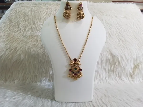 Gold_Brass_Traditional_Stone_Accent_Necklace_Set_For_Women