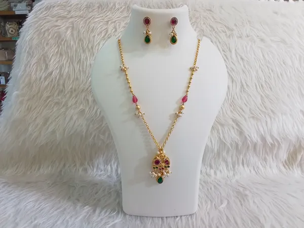Gold_Brass_Traditional_Stone_Studded_Necklace_Set_For_Women