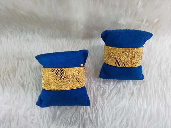 Blue_Velvet_Gold_Tone_Floral_Cuff_Kangan_Bangle_For_Women