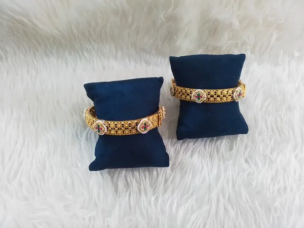 Gold_Brass_Traditional_Stone_Studded_Kangan_Bangle_Set_For_Women