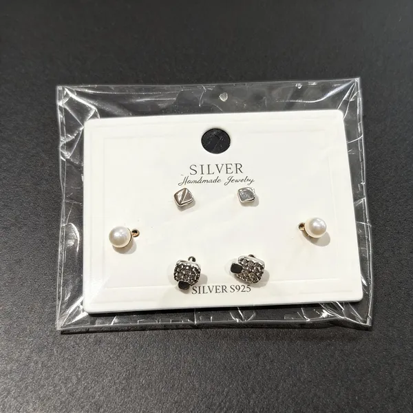White_925_Silver_Stud_Earrings_For_Jewellery