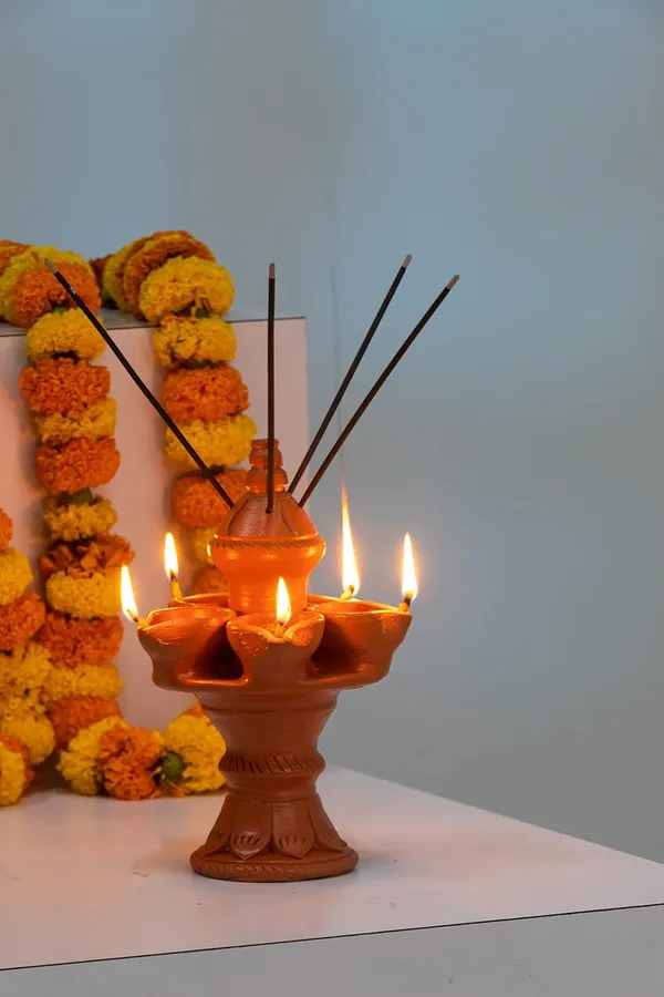 Terracotta_Diya_Stand_With_Incense_Holder