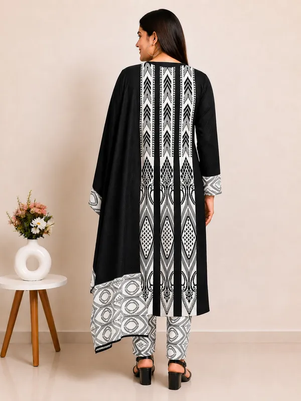 Black_Kurti_3-Piece_Set_For_Women