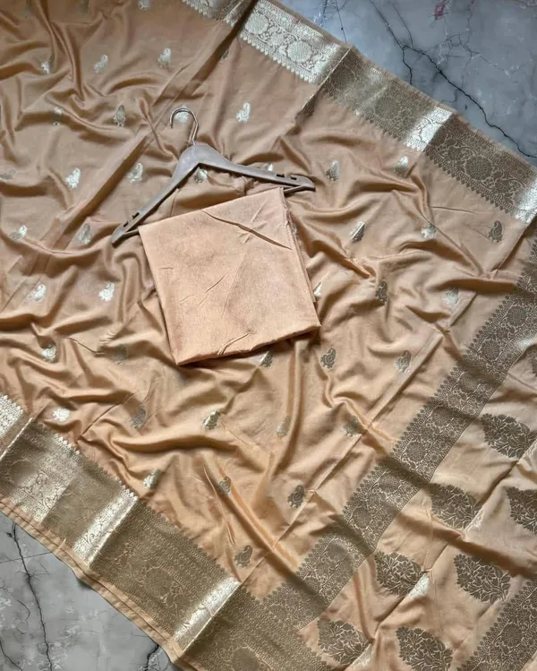 Beige_Woven_Traditional_Saree_For_Women