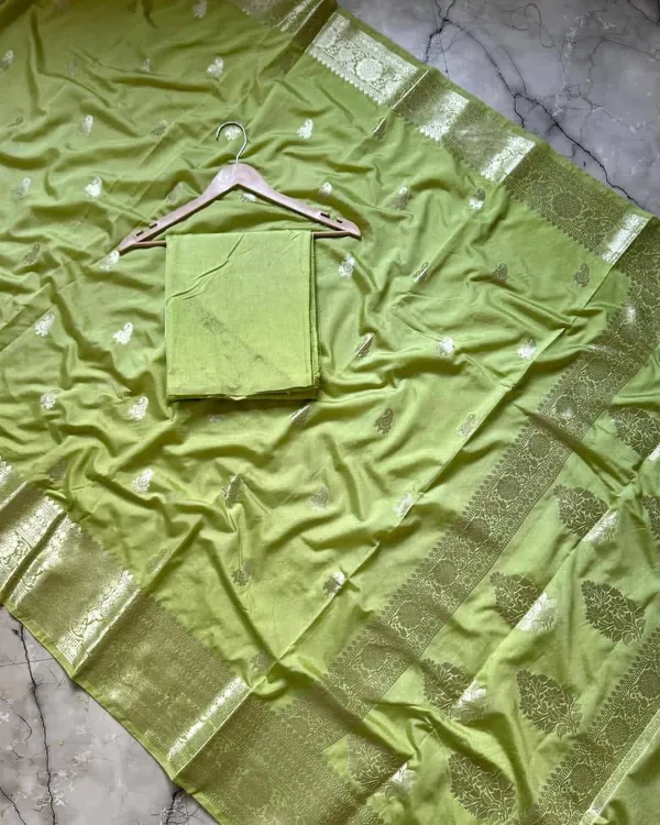 Green_Silk_Woven_Saree_With_Blouse_Piece_For_Women