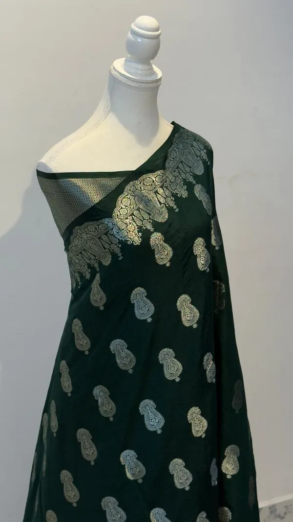 Dark_Green_Paisley_Print_Saree_for_Women