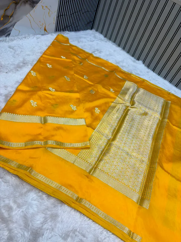 Yellow_Seli_Katan_Silk_Woven_Zari_Floral_Saree_For_Women