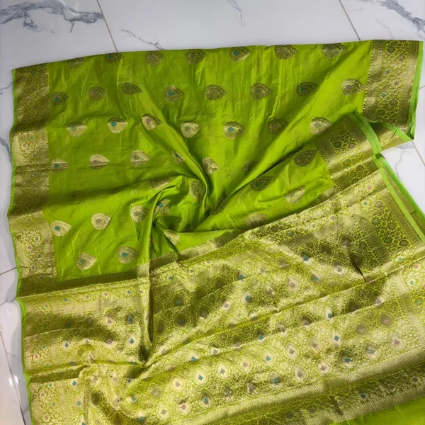 Green_Soft_Silk_Paisley_Woven_Saree_For_Women
