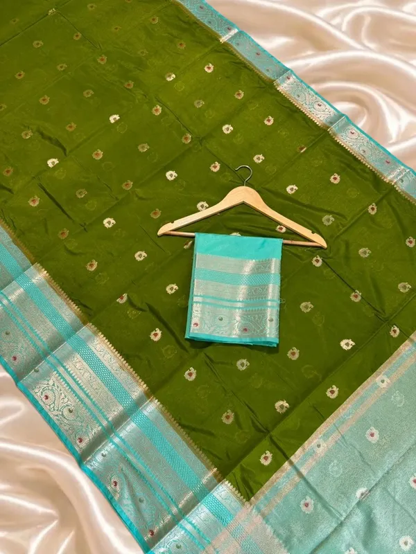 Green_Seli_Katan_Silk_Woven_Floral_Saree_With_Blouse_For_Women