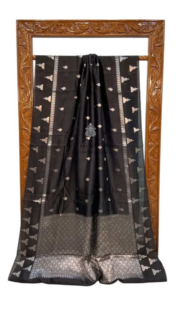 Black_Traditional_Pattern_Saree_for_Women