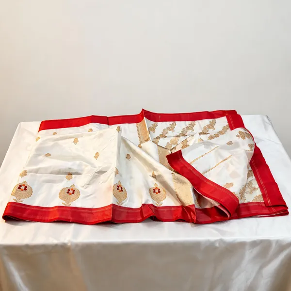 White_Soft_Silk_Paisley_Motif_Saree_For_Women