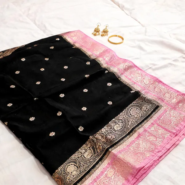 Black_Soft_Silk_Floral_Buti_Pink_Border_Saree_For_Women