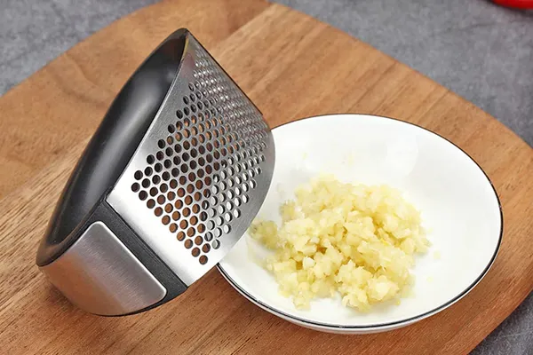 Handheld_Garlic_Peeler