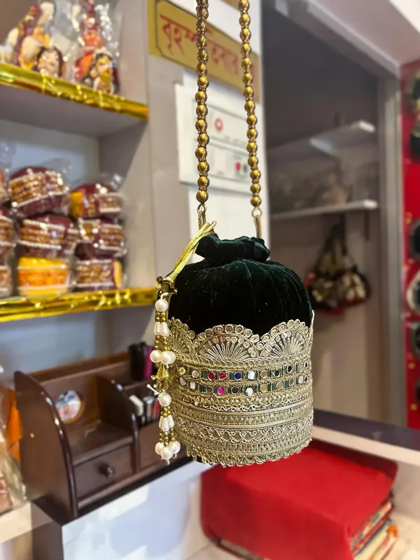Gold_Georgette_Beaded_Bridal_Botua_Potli_Bag_For_Women