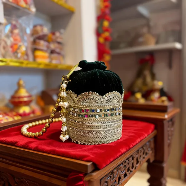 Gold_Georgette_Beaded_Bridal_Botua_Potli_Bag_For_Women