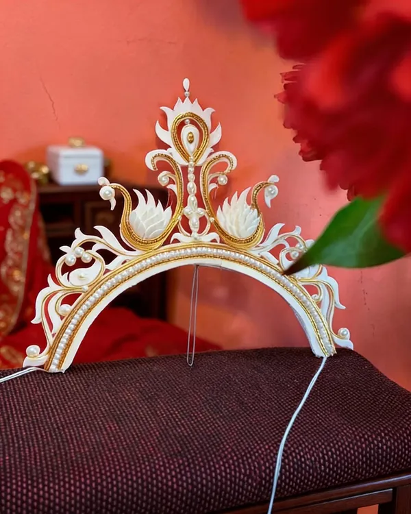 White_Gold_Alloy_Swan_Embellished_Bridal_Mukut