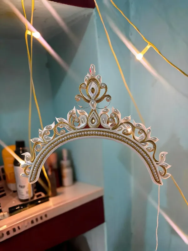 White_Alloy_Bead_Embellished_Bridal_Mukut_For_Women