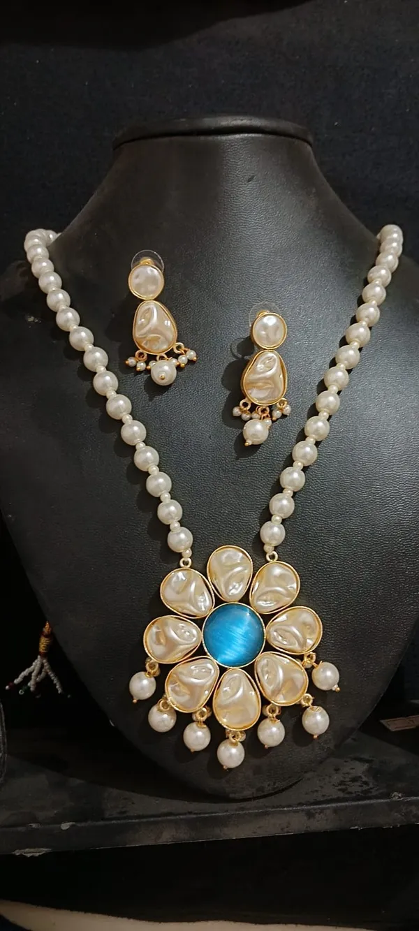 Gold_Tone_Pearl_Floral_Necklace_Set_for_Women