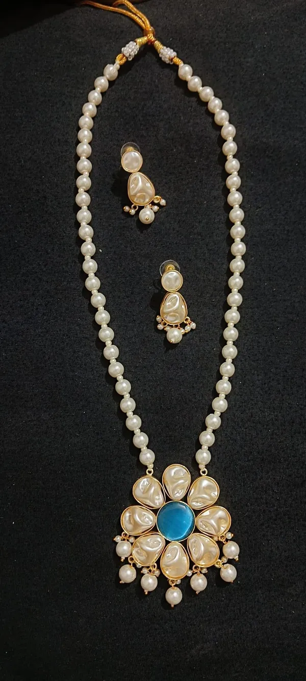 Gold_Tone_Pearl_Floral_Necklace_Set_for_Women