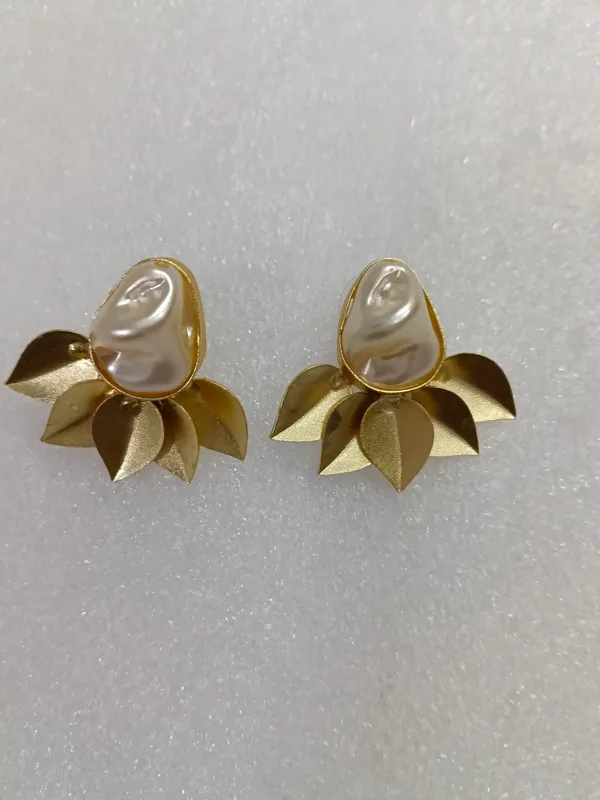 Gold_Tone_Pearl_Floral_Stud_Earrings_for_Women