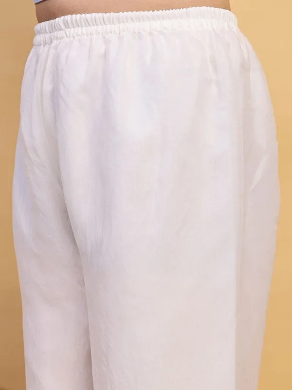 Elegant_White_Silk_Embroidered_Kurta_Pant_Set_with_Floral_Dupatta