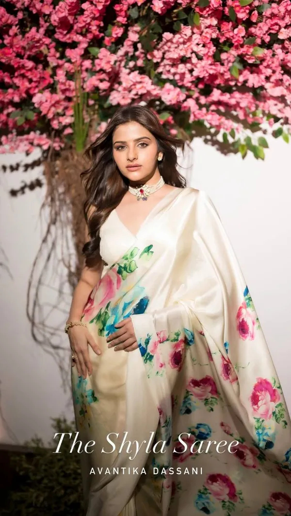 Cream_Floral_Printed_Saree_With_Soft_Pastel_Design_Elegant_Party_Day_Summer_Wear_Saree_For_Women