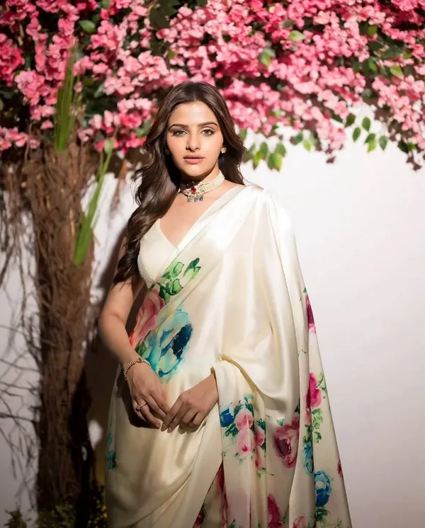 Cream_Floral_Printed_Saree_With_Soft_Pastel_Design_Elegant_Party_Day_Summer_Wear_Saree_For_Women