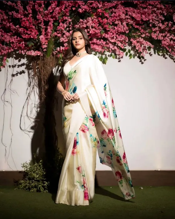 Cream_Floral_Printed_Saree_With_Soft_Pastel_Design_Elegant_Party_Day_Summer_Wear_Saree_For_Women