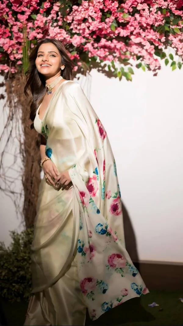 Cream_Floral_Printed_Saree_With_Soft_Pastel_Design_Elegant_Party_Day_Summer_Wear_Saree_For_Women