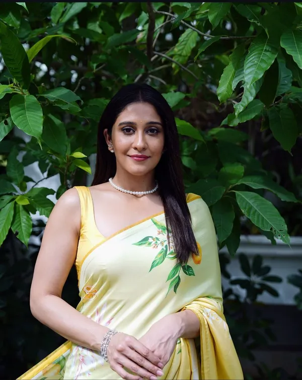 Soft_Yellow_Floral_Printed_Satin_Saree_Elegant_Lightweight_Summer_Wear_Saree_For_Women