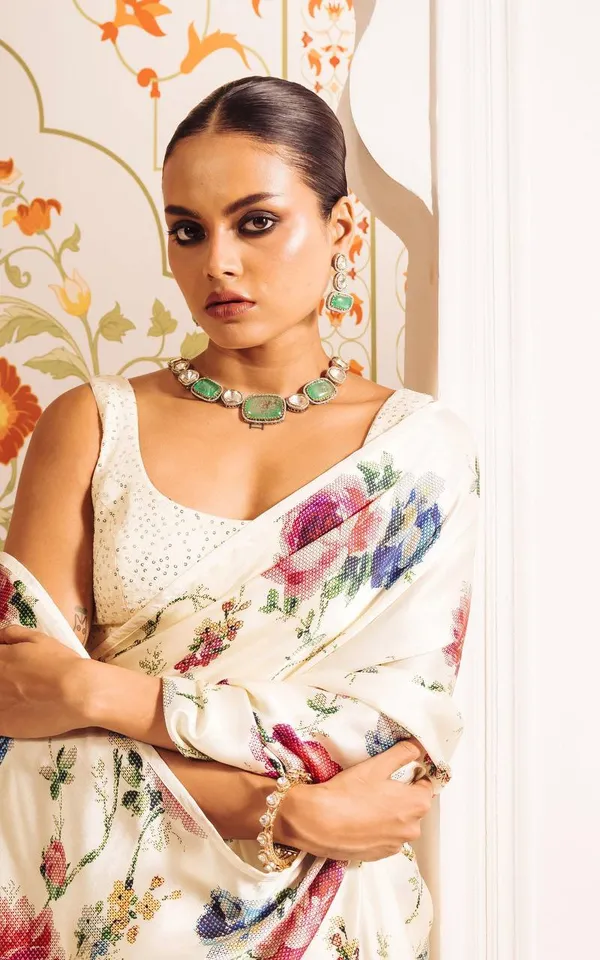 Ivory_Floral_Printed_Saree_With_Elegant_Soft_Fabric_Premium_Party_Wear_Designer_Ethnic_Saree_For_Women