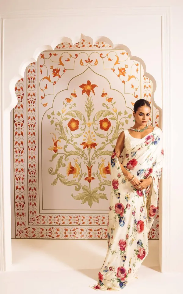 Ivory_Floral_Printed_Saree_With_Elegant_Soft_Fabric_Premium_Party_Wear_Designer_Ethnic_Saree_For_Women