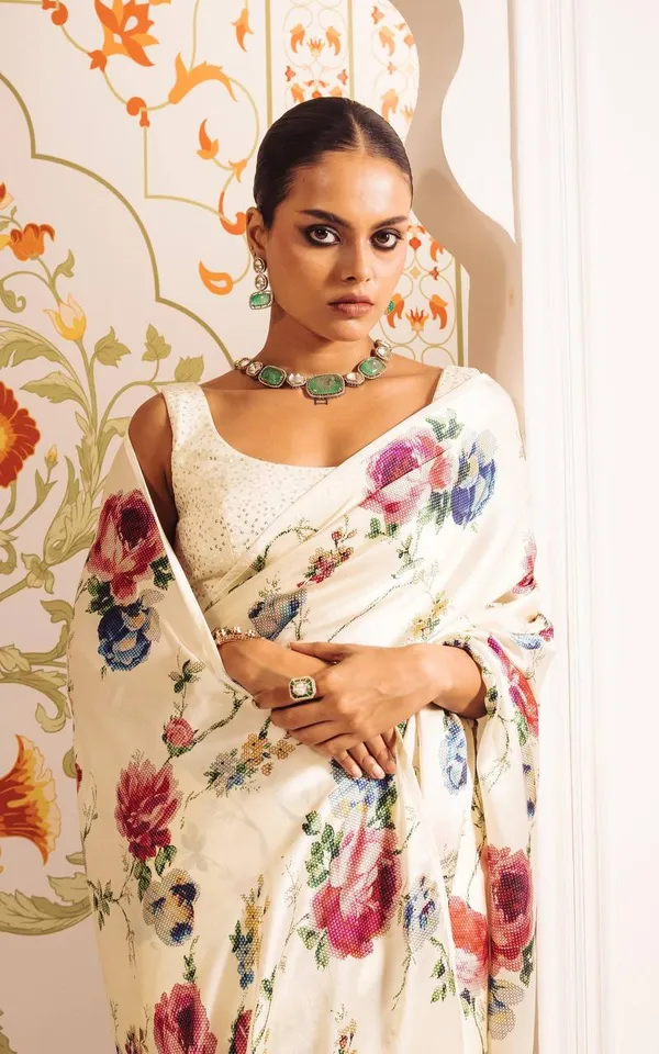 Ivory_Floral_Printed_Saree_With_Elegant_Soft_Fabric_Premium_Party_Wear_Designer_Ethnic_Saree_For_Women