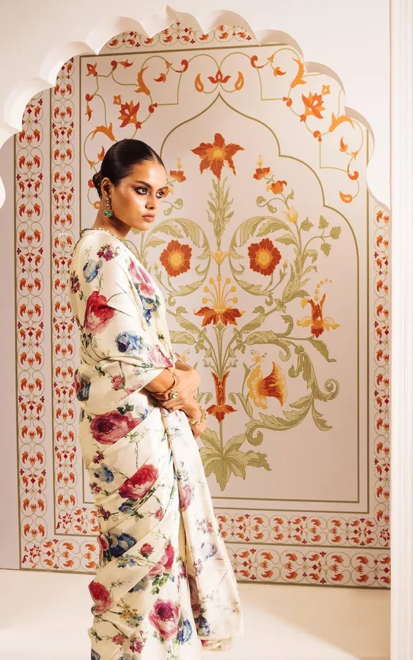 Ivory_Floral_Printed_Saree_With_Elegant_Soft_Fabric_Premium_Party_Wear_Designer_Ethnic_Saree_For_Women