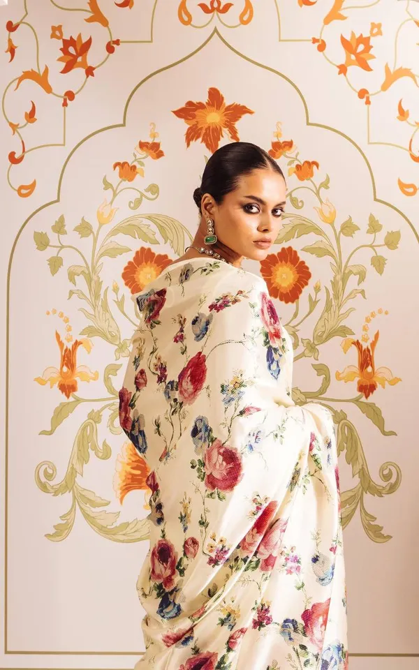 Ivory_Floral_Printed_Saree_With_Elegant_Soft_Fabric_Premium_Party_Wear_Designer_Ethnic_Saree_For_Women