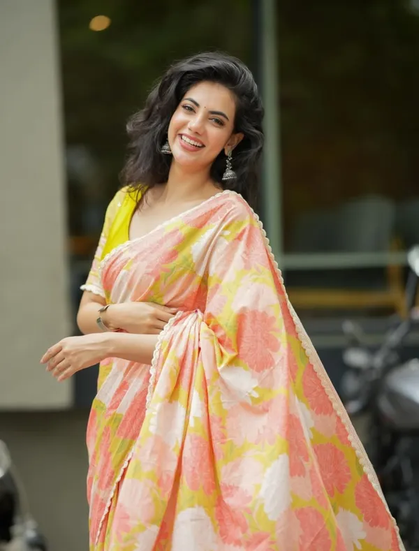 Peach_Yellow_Floral_Linen_Saree_With_Soft_Pastel_Print