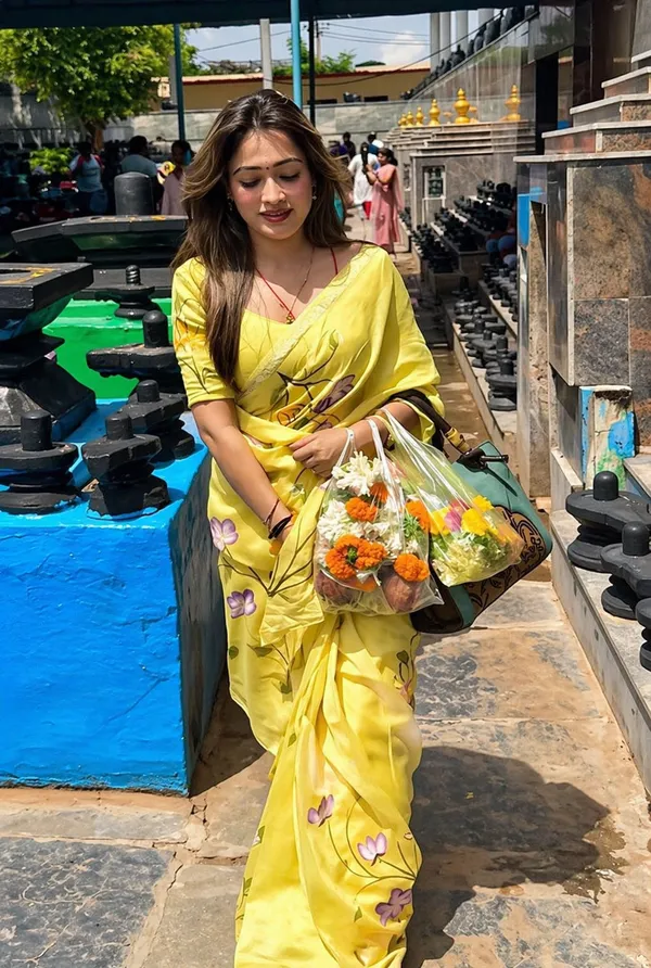 Yellow_Floral_Linen_Saree_With_Hand_Painted_Design
