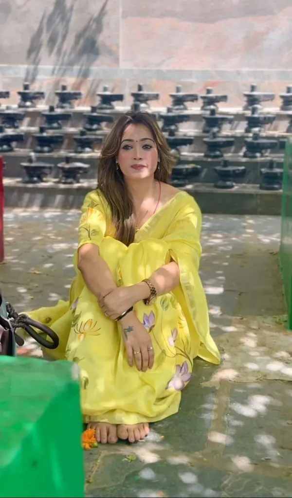 Yellow_Floral_Linen_Saree_With_Hand_Painted_Design
